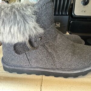Bear-paw short boots size 8